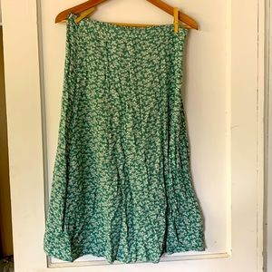 Vintage American eagle maxi skirt. Green with white flowers. Size M
